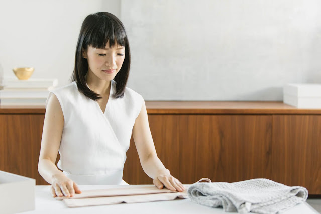 Chi è Marie Kondo e cosa ci insegna il suo metodo (oltre il riordino)